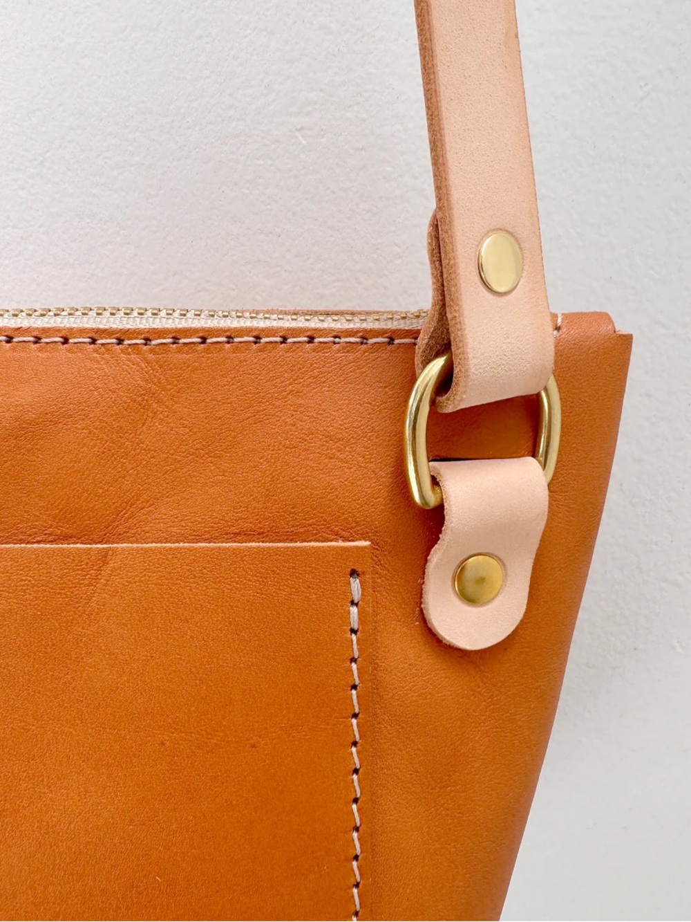 Bryr Leather Crossbody Bag Whiskey NWT in original box - Picture 3 of 5